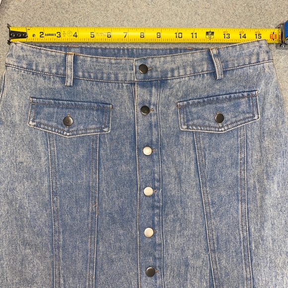 Love riche Size Large Denim Color Button Front Mini Skirt Light Wash - Picture 2 of 8